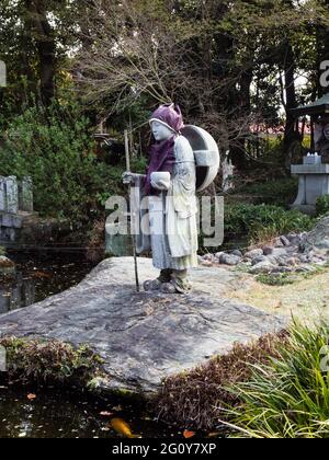 Statue en pierre d'un pèlerin bouddhiste à Anrakuji, temple numéro 6 du pèlerinage de Shikoku - préfecture de Tokushima, Japon Banque D'Images