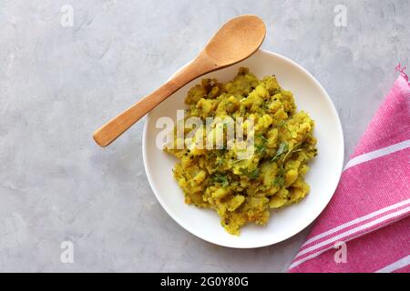 Curry ou sabzi de pommes de terre cuites à l'Inde. Alu ki sukhi sabzi. Également connu sous le nom de Batatyachi suki bhaji à Marathi. Idéal pour puri bhaji ou vada pav. Banque D'Images
