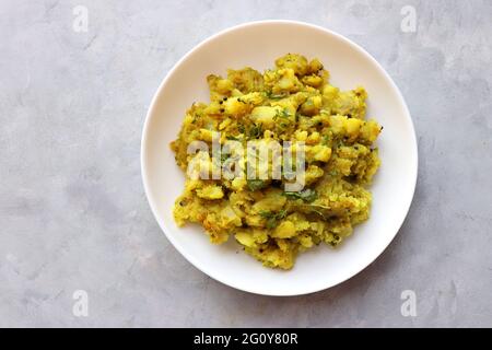 Curry ou sabzi de pommes de terre cuites à l'Inde. Alu ki sukhi sabzi. Également connu sous le nom de Batatyachi suki bhaji à Marathi. Idéal pour puri bhaji ou vada pav. Banque D'Images