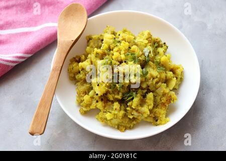 Curry ou sabzi de pommes de terre cuites à l'Inde. Alu ki sukhi sabzi. Également connu sous le nom de Batatyachi suki bhaji à Marathi. Idéal pour puri bhaji ou vada pav. Banque D'Images