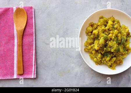 Curry ou sabzi de pommes de terre cuites à l'Inde. Alu ki sukhi sabzi. Également connu sous le nom de Batatyachi suki bhaji à Marathi. Idéal pour puri bhaji ou vada pav. Banque D'Images