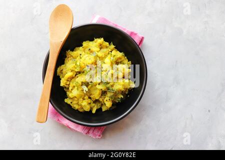 Curry ou sabzi de pommes de terre cuites à l'Inde. Alu ki sukhi sabzi. Également connu sous le nom de Batatyachi suki bhaji à Marathi. Idéal pour puri bhaji ou vada pav. Banque D'Images