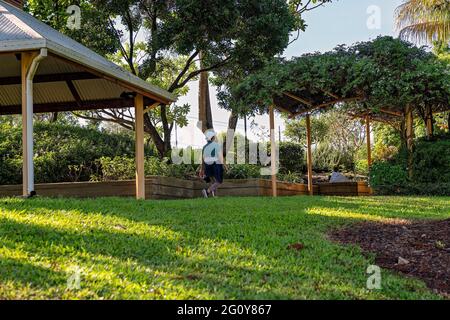 MacKay, Queensland, Australie - juin 2021 : une femme marchant pour faire de l'exercice dans les jardins botaniques publics Banque D'Images