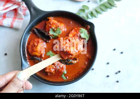 Goa Food - crevettes de Goan traditionnelles indiennes ou curry de crevettes. Kolambiche kalwan/Tikhle. Sauce au poisson maison chaude et épicée, cuite au lait de coco. Banque D'Images