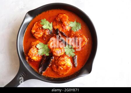 Goa Food - crevettes de Goan traditionnelles indiennes ou curry de crevettes. Kolambiche kalwan/Tikhle. Sauce au poisson maison chaude et épicée, cuite au lait de coco. Banque D'Images