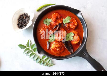 Goa Food - crevettes de Goan traditionnelles indiennes ou curry de crevettes. Kolambiche kalwan/Tikhle. Sauce au poisson maison chaude et épicée, cuite au lait de coco. Banque D'Images