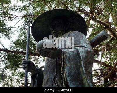 Statue de bronze de Kobo Daishi en tenue de pèlerinage - préfecture de Tokushima, Shikoku, Japon Banque D'Images