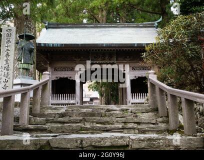 Tokushima, Japon - 3 avril 2018 : entrée à Shosanji, temple numéro 12 du pèlerinage de Shikoku Banque D'Images