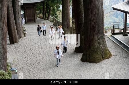 Tokushima, Japon - 3 avril 2018 : pèlerins bouddhistes entrant à Shosanji, temple numéro 12 du pèlerinage de Shikoku Banque D'Images