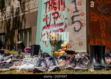 Toronto, Ontario, Canada. 1er juin 2021. Des chaussures ont été posées autour de la statue.215 des chaussures ont été posées autour de la statue d'Egerton Ryerson sur le campus de l'Université Ryerson en tant que monument commémoratif et ont été vandalisées à la suite de la découverte de 215 corps d'élèves d'écoles résidentielles de Kamloops, en Colombie-Britannique, dans une fosse commune. Egerton Ryerson était un architecte original du système des pensionnats. Crédit : Shawn Goldberg/SOPA Images/ZUMA Wire/Alay Live News Banque D'Images