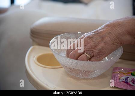 Une femme hispanique de 84 ans se fait offrir un ensemble pédicure/manucure dans son salon de beauté local. Banque D'Images