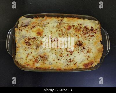 Lasagnes dans une assiette de verre servi, Lasagna sont un type de pâtes larges et plates, peut-être l'un des plus anciens types de pâtes. Lasagnes, ou lasagnes singulières Banque D'Images