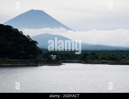 Silhouette du Mont Fuji au lac Shojiko, un des cinq lacs Fuji - préfecture de Yamanashi, Japon Banque D'Images