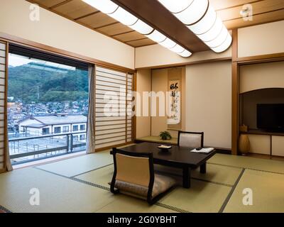 Suwa, Japon - 21 octobre 2017 : salle de style japonais traditionnel avec tapis de sol tatami à Aburaya Ryokan Banque D'Images