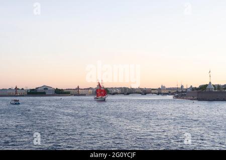 Un navire avec des voiles scarilales sur la Neva. Banque D'Images