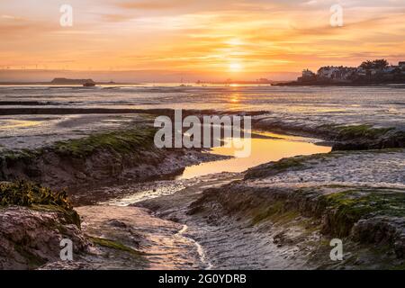 Northam Burrows près d'Appledore, North Devon, Angleterre. Vendredi 4 juin 2021. Météo Royaume-Uni. Le soleil se lève sur les vasières de l'estuaire à Northam Burrows près du village côtier d'Appledore. Le Northam Burrows Country Park se trouve à l'extrémité ouest de l'estuaire de la Taw Torridge. Situés dans une zone de beauté naturelle exceptionnelle, les Burrows ont joué un rôle important dans la préparation des débarquements du jour J le 6 juin 1944. Crédit : Terry Mathews/Alay Live News Banque D'Images