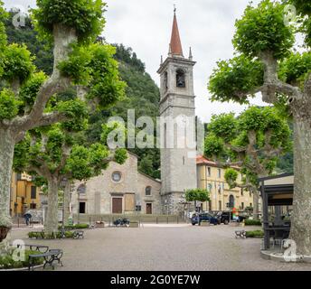 Varenna, Italie - 8 juin 2020 : place du village historique avec église et avions Banque D'Images