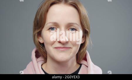 Portrait de la jeune femme souriante, gros plan Banque D'Images