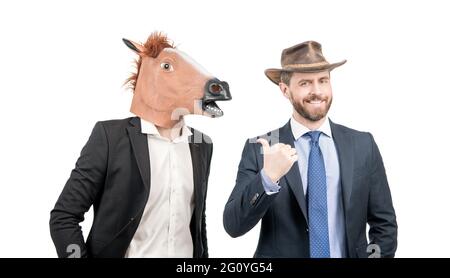 Bon cowboy homme pointe le doigt sur l'homme d'affaires portant la tête de cheval. Partie occidentale. Fête de cowboy Banque D'Images