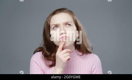 Photo d'une femme pensive en col roulé rose, gros plan Banque D'Images