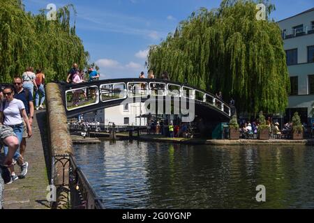 Passerelle en fer au-dessus du canal Regent's à Camden, un jour d'été clair, Londres, Royaume-Uni 3 juin 2021. Banque D'Images