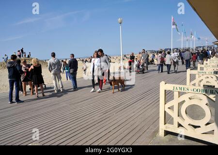 FRANCE. DEAUVILLE (14) VACASIONISTS SUR LES PLANCHES PROMENADE PRÈS DE LA PLAGE Banque D'Images