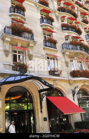 FRANCE. PARIS (75) PALAIS DE LUXE PLAZA ATHENEE SUR L'AVENUE MONTAIGNE (8 ÈME ARRONDISSEMENT) Banque D'Images