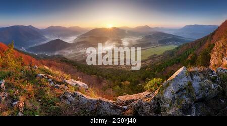 Magnifique paysage panoramique d'automne en montagne, Slovaquie Banque D'Images