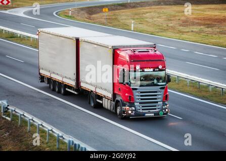 ruck avec conteneur sur autoroute, concept de transport de cargaison. Banque D'Images