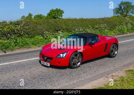 2001 rouge Vauxhall Vx 220 2198cc roadster. En route vers Capesthorne Hall Classic May car show, Cheshire, Royaume-Uni Banque D'Images