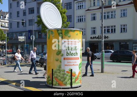 Publicité pour tinplate CAN à Steglitz, Berlin, Allemagne - 3 juin 2021. Banque D'Images