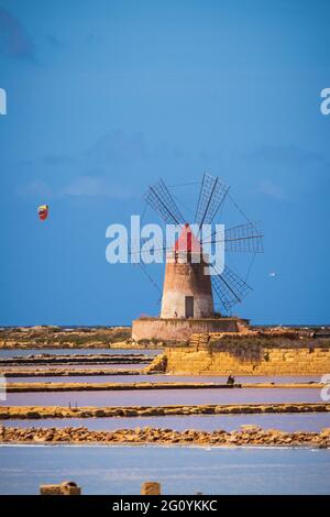 Marsala moules à sel avec les moulins à vent, Trapani, Sicile, Italie, Europe Banque D'Images