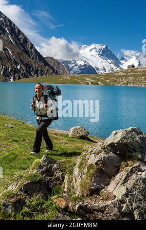 FRANCE. HAUTES-ALPES (05), PARC NATIONAL DES ECRINS, VALLÉE DE LA HAUTE-ROMANCHE, VILLAGE DE LA GRAVE, SENTIERS DE RANDONNÉE JUSQU'AU LAC DE LA GOLEON EN FACE DE O Banque D'Images