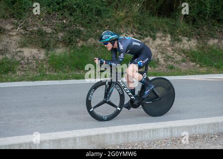 Barcelone, Espagne. 23 mars 2021. Michael Storer (équipe dsm) vu en action pendant un procès à temps individuel. Le Tour de Catalogne Cyclisme 2021 a eu lieu du 22 au 28 mars 2021. La deuxième étape, le 23 mars 2021, est un essai de 18.5 kilomètres dans la ville de Banyoles (Espagne). Le gagnant de cette étape est l'australien Rohan Dennis (Team Ineos Grenadiers). Le vainqueur de la dernière classification générale est le Britannique Adam Yates (Team Ineos Grenadier) (photo de Laurent Coust/SOPA Images/Sipa USA) Credit: SIPA USA/Alay Live News Banque D'Images