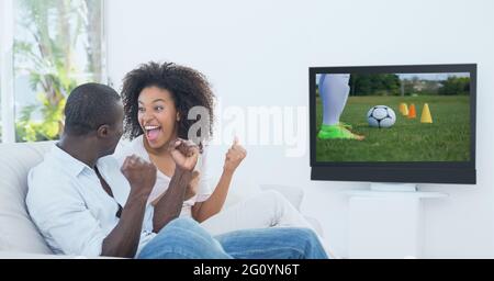 Composition de différents couples regardant un match de football à la télévision sur fond blanc Banque D'Images