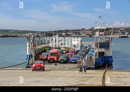 Le Torpoint Ferries sur le Hamoaze avec Torpoint en arrière-plan. En plus de relier Torpoint à Plymouth, ils offrent un pont flottant entre Banque D'Images