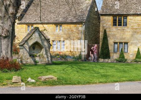 Cottages en pierre de couleur miel dans le joli village de Lower Slaughter, Gloucestershire, Royaume-Uni Banque D'Images