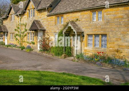 Cottages en pierre de couleur miel dans le joli village de Lower Slaughter, Gloucestershire, Royaume-Uni Banque D'Images