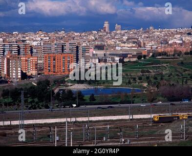 VISTA DE ENTREVIAS-TORRE DE MADRID AL FONDO-DESDE EL CERRO DE LA PLATA - FOTO AÑOS 90. Emplacement : EXTÉRIEUR. MADRID. ESPAGNE. Banque D'Images