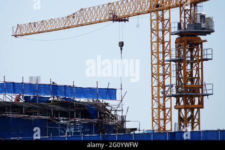 Dalian, Dalian, Chine. 4 juin 2021. Le 4 juin 2021, le stade de football professionnel de la coupe d'Asie 2023 est en construction à Barracuda Bay, district de Ganjingzi, ville de Dalian, province de Liaoning. Récemment, le prototype du projet de stade de football professionnel de la coupe asiatique Dalian Barracuda Bay 2023 est apparu. Il devrait être terminé en août de cette année et sera livré en décembre 2022. D'ici là, il deviendra un nouveau bâtiment phare à Dalian. Crédit : SIPA Asia/ZUMA Wire/Alay Live News Banque D'Images