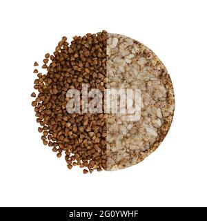 croquant gâteaux de sarrasin isolés sur fond blanc, composition sous forme de pain de céréales de sarrasin et de sarrasin, gros plan Banque D'Images