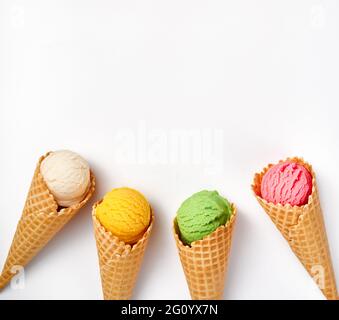 Assortiment de glaces en cônes sur fond blanc. Ensemble coloré de crème glacée aux saveurs différentes. Crème glacée isolée pour votre conception Banque D'Images