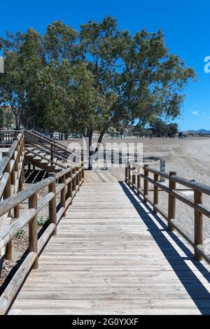 Passerelle en bois pour descendre à la plage solitaire de la ville de Bolnuevo, à Mazarron, Murcie, Espagne Banque D'Images