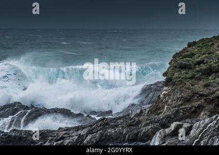 Une image panoramique des vagues sauvages qui se brisent sur les rochers de Cribbar sur la côte de Newquay en Cornouailles. Banque D'Images