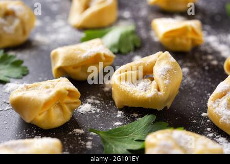 Boulettes de pelmeni non cuites sur fond noir Banque D'Images