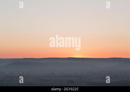 Lever de soleil au-dessus des niveaux de Somerset depuis Glastonbury Tor à la fin du printemps Banque D'Images