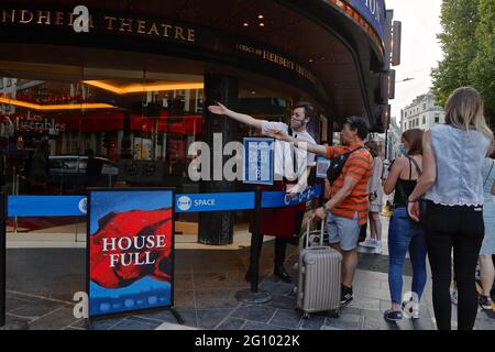 Londres, 3 juin 2021 : le théâtre de Sondheim, dans le centre de Londres, ouvre ses portes aux amateurs de théâtre. Personnes à l'extérieur. Banque D'Images