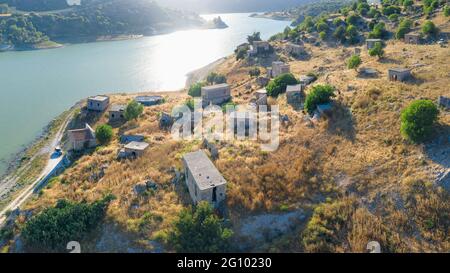 Panorama aérien du village abandonné d'Evretou, Chypre Banque D'Images