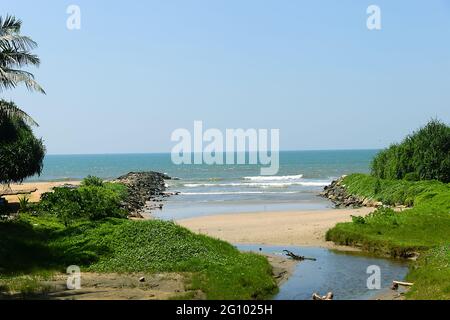 Embouchure d'une petite rivière avec une langue de sable et des bosquets sur la côte de l'océan Indien. Les berges de l'estuaire sont transformées en groynes, de sorte que la rivière ne se lave pas aw Banque D'Images