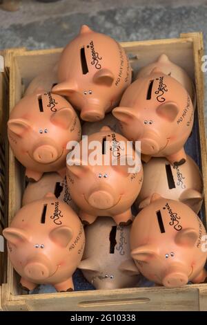 Ségovie / Espagne - 05 12 2021: Vue de plusieurs cochons d'argile faits à la main, traditionnels à Ségovie, en vente sur un marché Banque D'Images